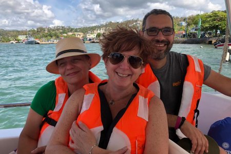 Met Yolanda en Hector op de boot naar Los Haitises